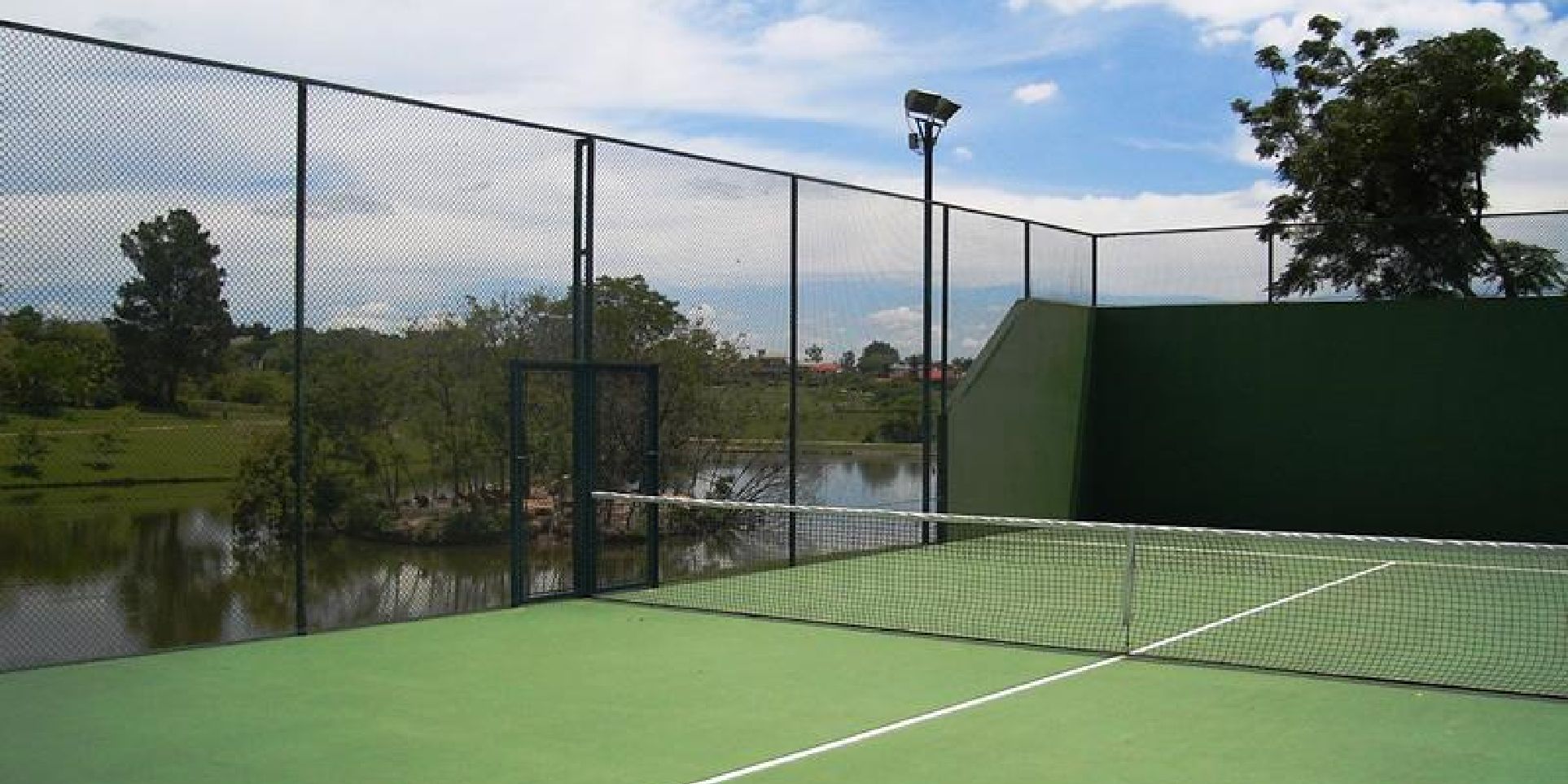 Uma das quadras de tenis da Fazenda Vila Real